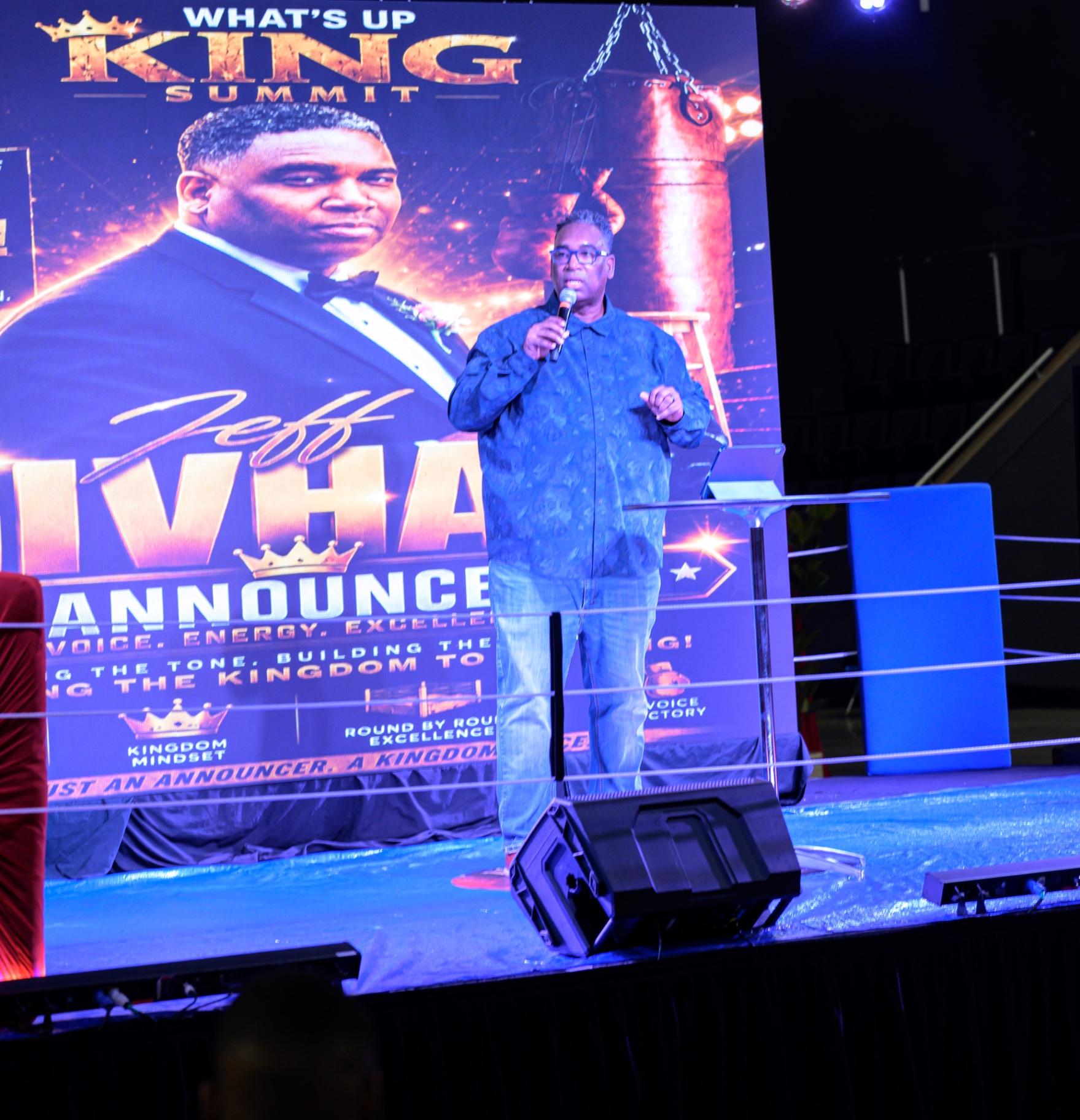 Jeff Givhan speaking in the summit ring before his Voice of the Ring presentation
